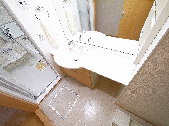 洗面設備　明るい洗面所です