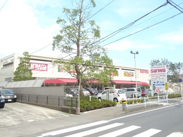 スーパー　スーパー三和（スーパー）まで230m