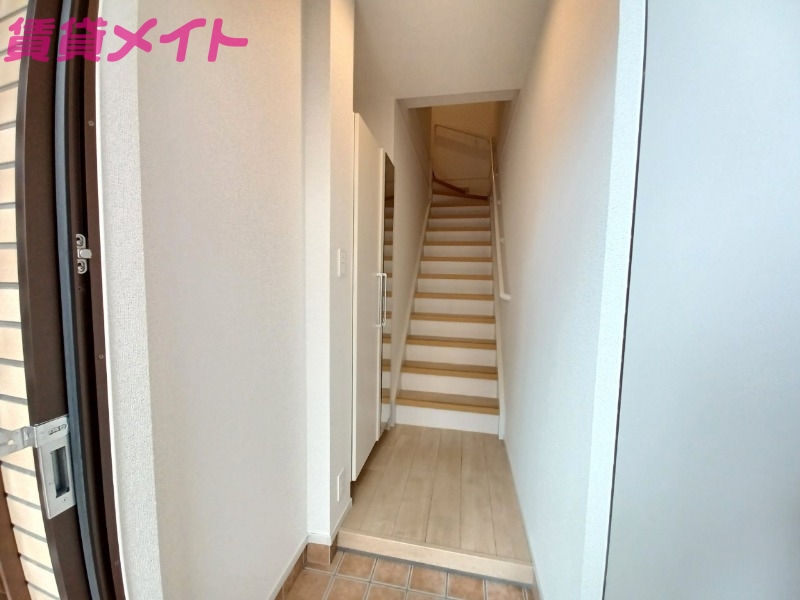 玄関　同タイプ部屋写真です。