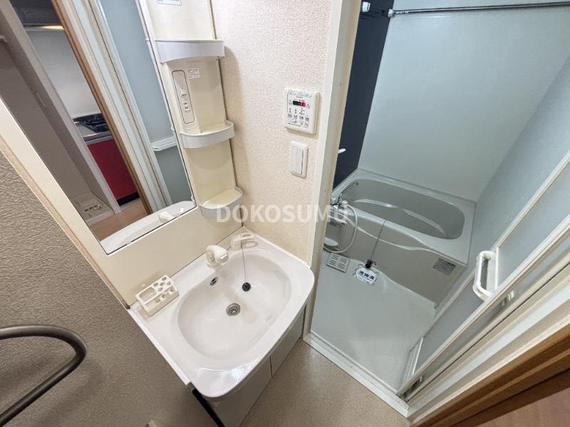 洗面設備　忙しい朝もスムーズに。使いやすさを追求した清潔な洗面空間。