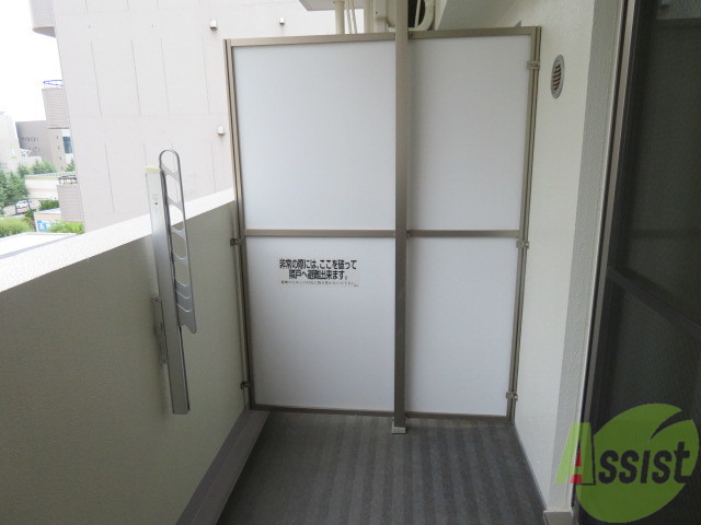 バルコニー　バルコニーは幅があり、広い印象を受けました。