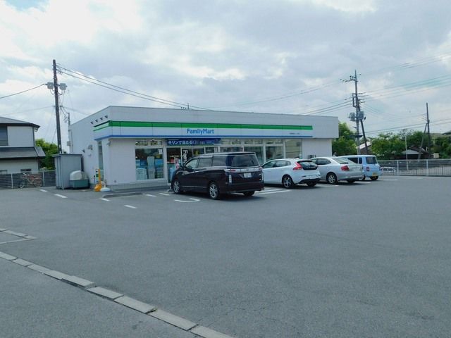 コンビニ　ファミリーマート駒生二丁目店（コンビニ）まで700m