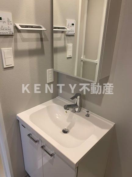 洗面設備　ゆったりとスペースのある洗面所