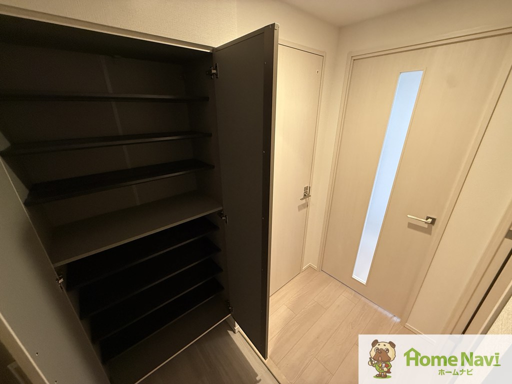 玄関　下駄箱付き。当社ホームナビなら初期費用0円で契約可能です。