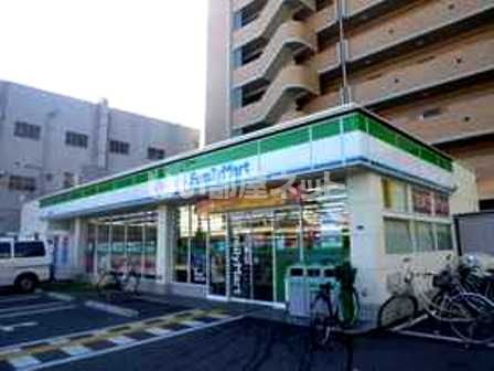 コンビニ　ファミリーマート（コンビニ）まで131m