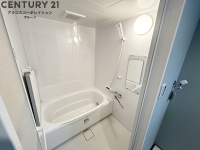 バス・シャワールーム　真っ白な清潔感のあるバスルームです。