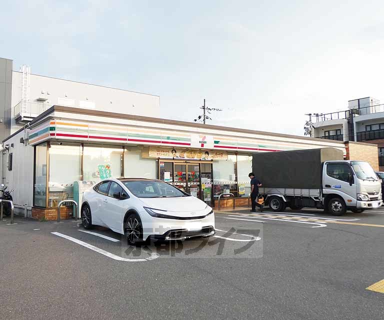 コンビニ　セブンイレブン 伏見城南宮店（コンビニ）まで800m