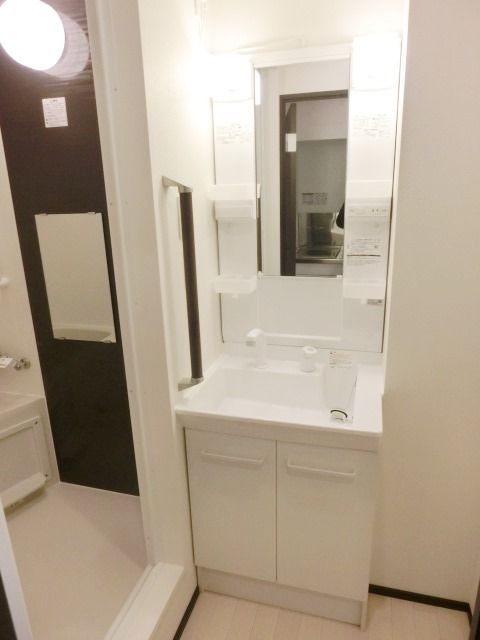 洗面設備　便利な独立洗面台です。