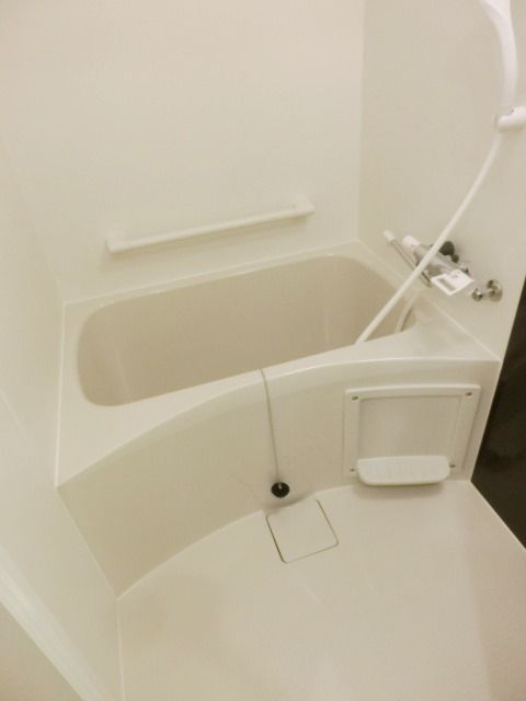 バス・シャワールーム　清潔感のあるバスルームです。