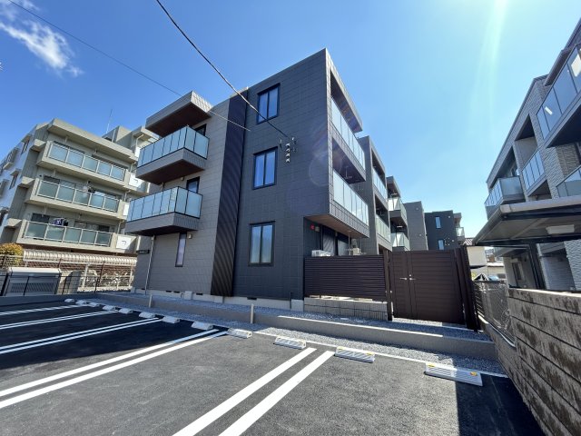 駐車場　ゆとりのあるエントランスです