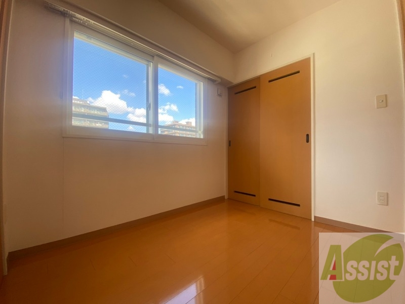 その他部屋・スペース　こちらが寝室です。窓が大きくて明るいですね。