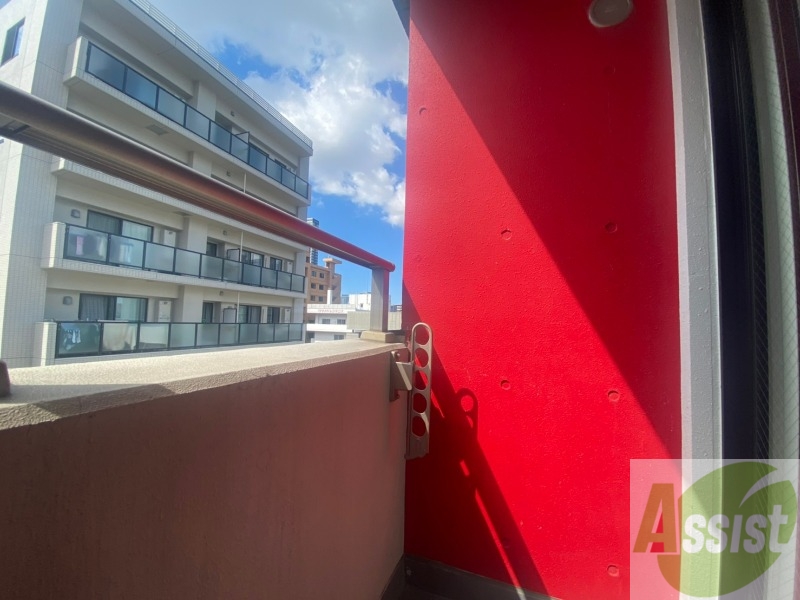 バルコニー　窓を開けると風通しも良く、気分も上がりそう！