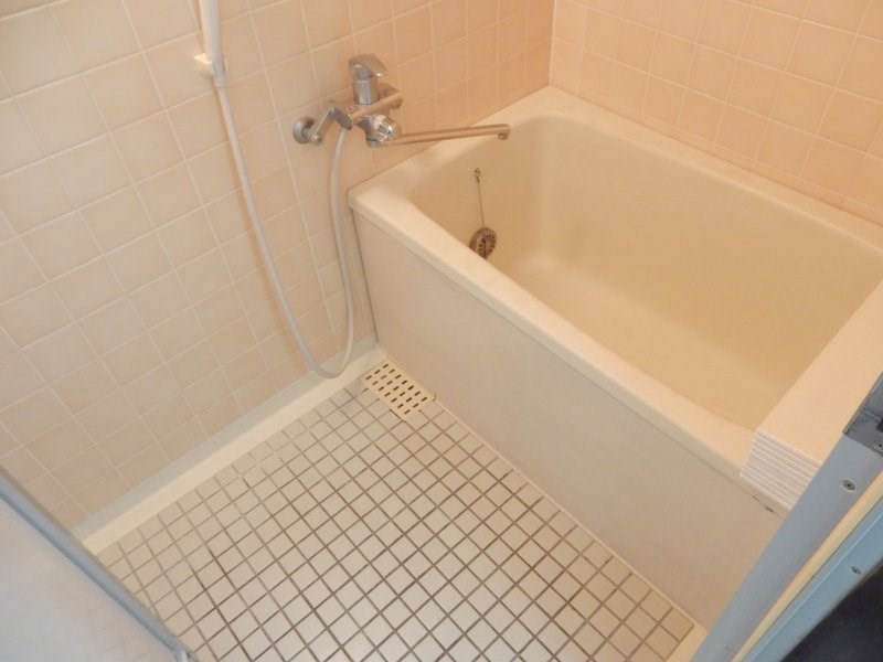 バス・シャワールーム　追焚でいつでも温かいお風呂に入れます（反転タイプ）