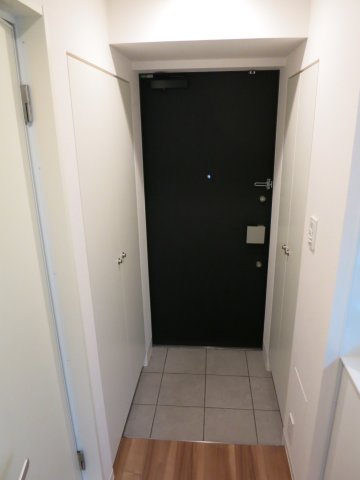 玄関　＊同物件別部屋参考写真