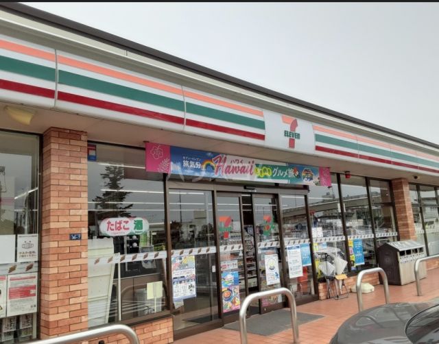 コンビニ　セブンイレブン（コンビニ）まで892m
