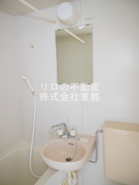 洗面設備　鏡付の洗面ボウルなので、洗顔するときに便利ですね☆