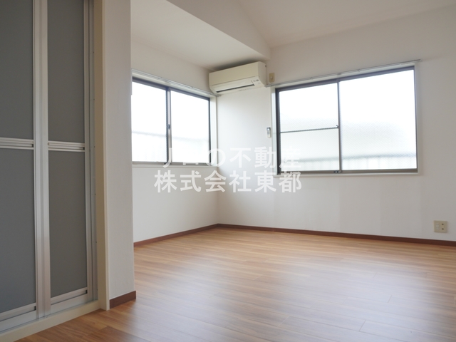 居室・リビング　２面採光なので、明るく風通しのよい過ごしやすいお部屋です♪