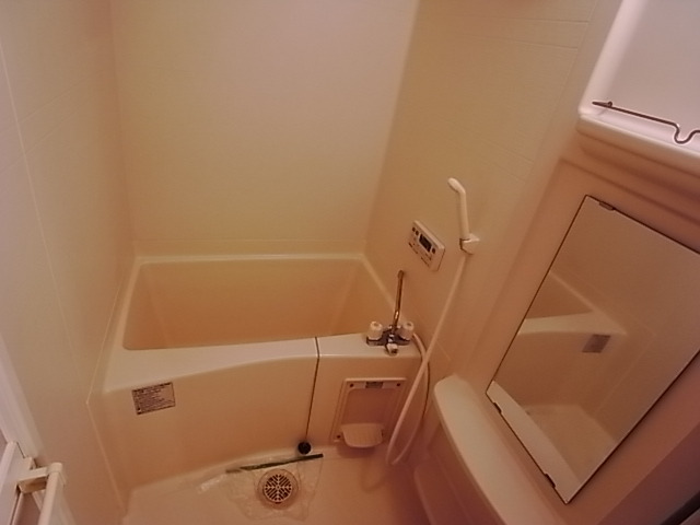 バス・シャワールーム　お風呂・トイレ別々のセパレートです