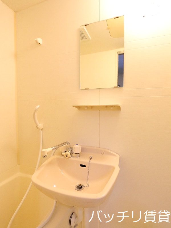 洗面設備　画像は別号室タイプの為、現状を優先致します。