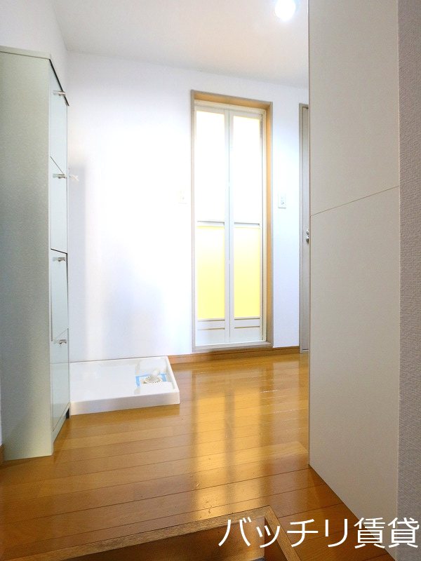 玄関　画像は別号室タイプの為、現状を優先致します。