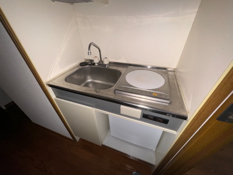 キッチン　可愛いミニキッチンは一口ＩＨとミニ冷蔵庫完備