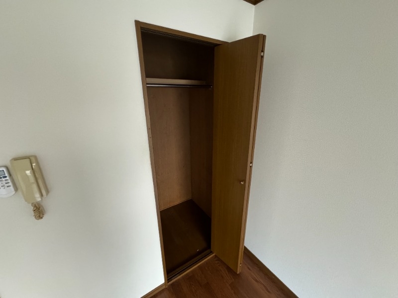 収納　洋服もかけられるクローゼット仕様の収納です