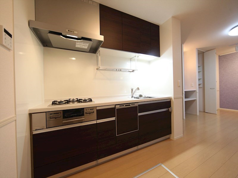 キッチン　システムキッチン（ガス3口コンロ・グリル付）食器洗浄機付き