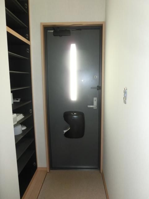 玄関　窓付きの玄関（クリーニング中）