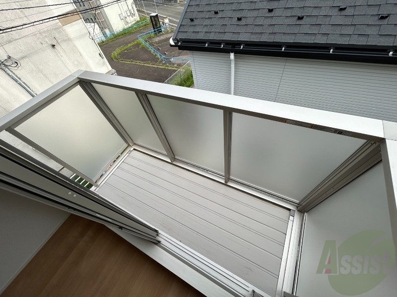 バルコニー　晴れの日はバルコニーに洗濯物が干せそうですね。