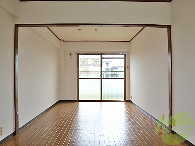 その他部屋・スペース　寝室にも明るい陽射しが入ってきますよ。南東向きで◎