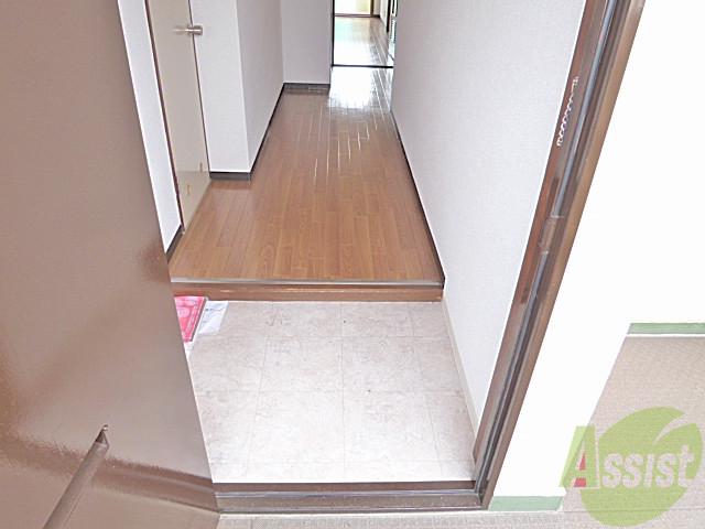 玄関　玄関をあけるとこんなかんじで～す。段差が少なくて安心です