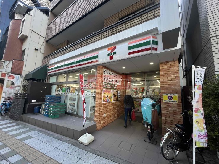 コンビニ　セブンイレブン世田谷駒沢大学駅西店（コンビニ）まで300m
