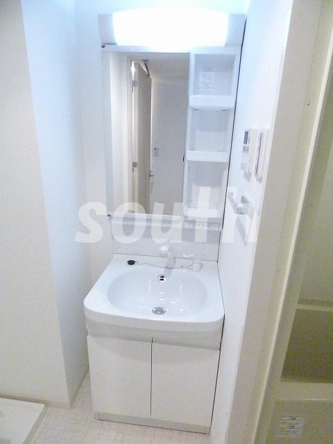 洗面設備　シャンプードレッサー付きの独立洗面台♪