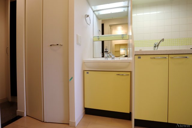 洗面設備　独立洗面台、朝の身支度には欠かせません