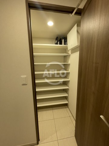 収納　プレミストタワー靭本町　豊富な玄関収納