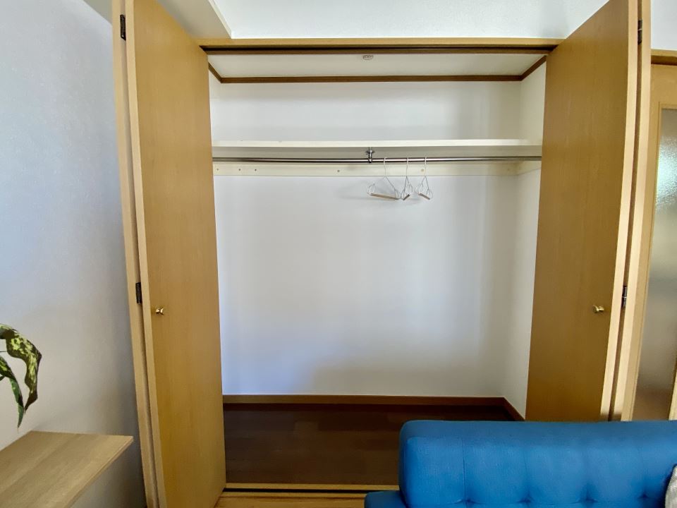 収納　服掛け付き２段収納でお部屋すっきり