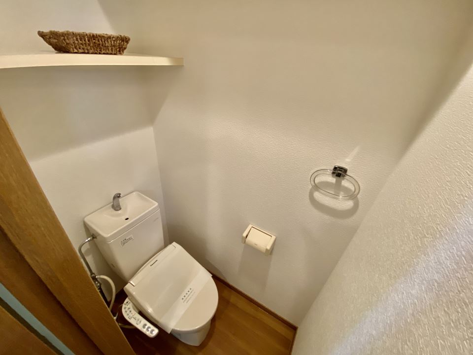 トイレ　温水洗浄便座．棚が活躍します