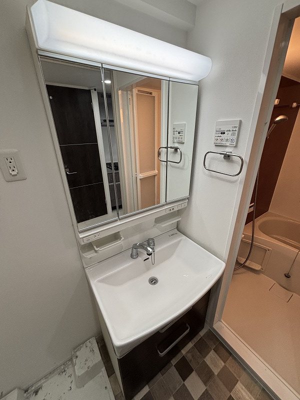 洗面設備　反転タイプ※掲載情報と物件の現況が異なる場合、現況を優先する