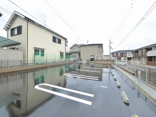 駐車場　駐車場があるので、車を買う予定の方も安心です