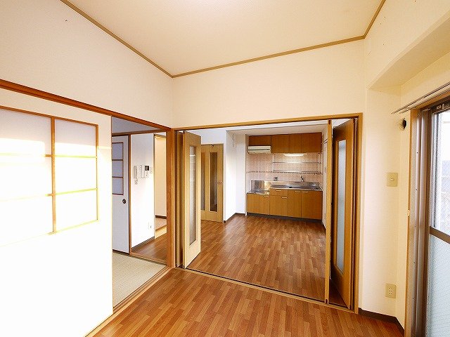 居室・リビング　落ち着いた色調の洋室です