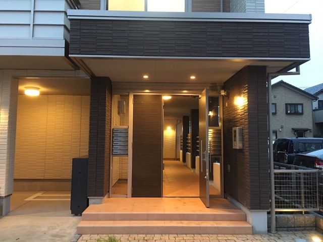 エントランス　夜間のエントランスもお洒落な雰囲気です★