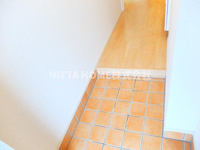 玄関　広いスペースの玄関ホール〇