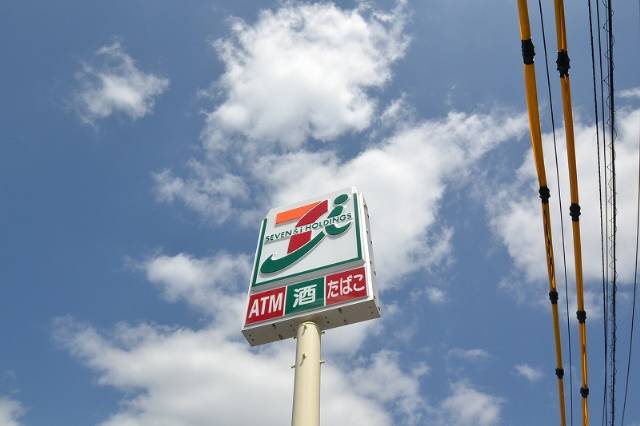 コンビニ　セブンイレブン広島南千田西店（コンビニ）まで523m