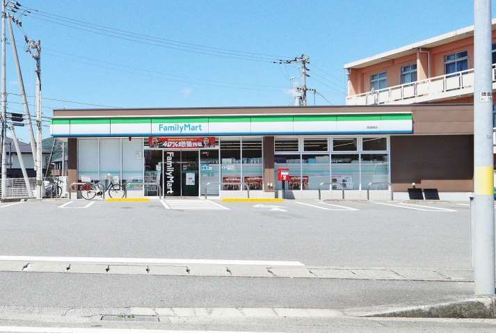コンビニ　ファミリーマート西須賀店（コンビニ）まで605m
