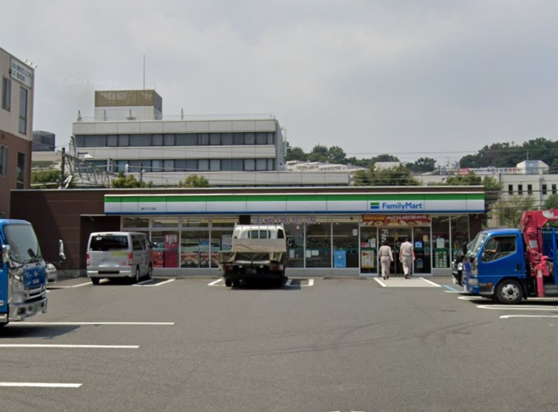 コンビニ　ファミリーマート（コンビニ）まで937m