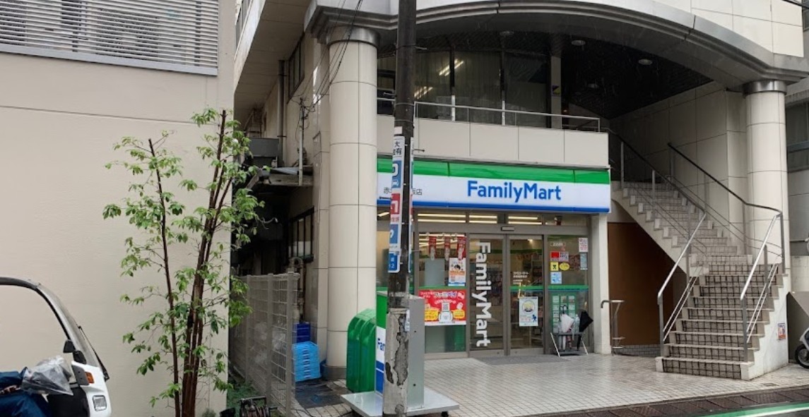 コンビニ　ファミリーマート赤坂稲荷坂店（コンビニ）まで130m