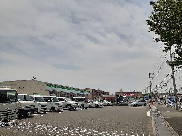 コンビニ　ファミリーマート中野町店様（コンビニ）まで50m