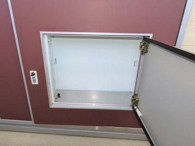 玄関　玄関扉に宅配ボックスあり