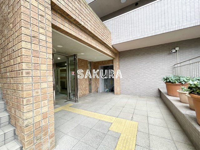エントランス　重厚感のある建物デザイン♪
