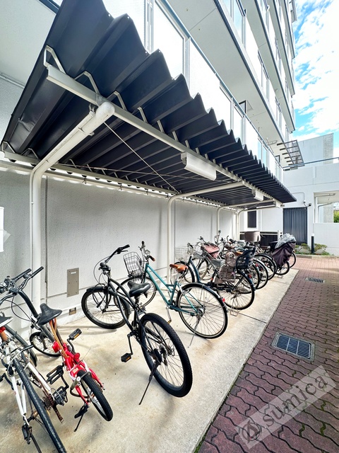その他共有部分　屋根付き駐輪場。大事な自転車も雨でも安心♪